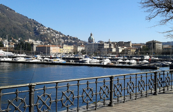 Vista della città dal primo bacino del lago di ComoCity view from the first basin of Lake Como